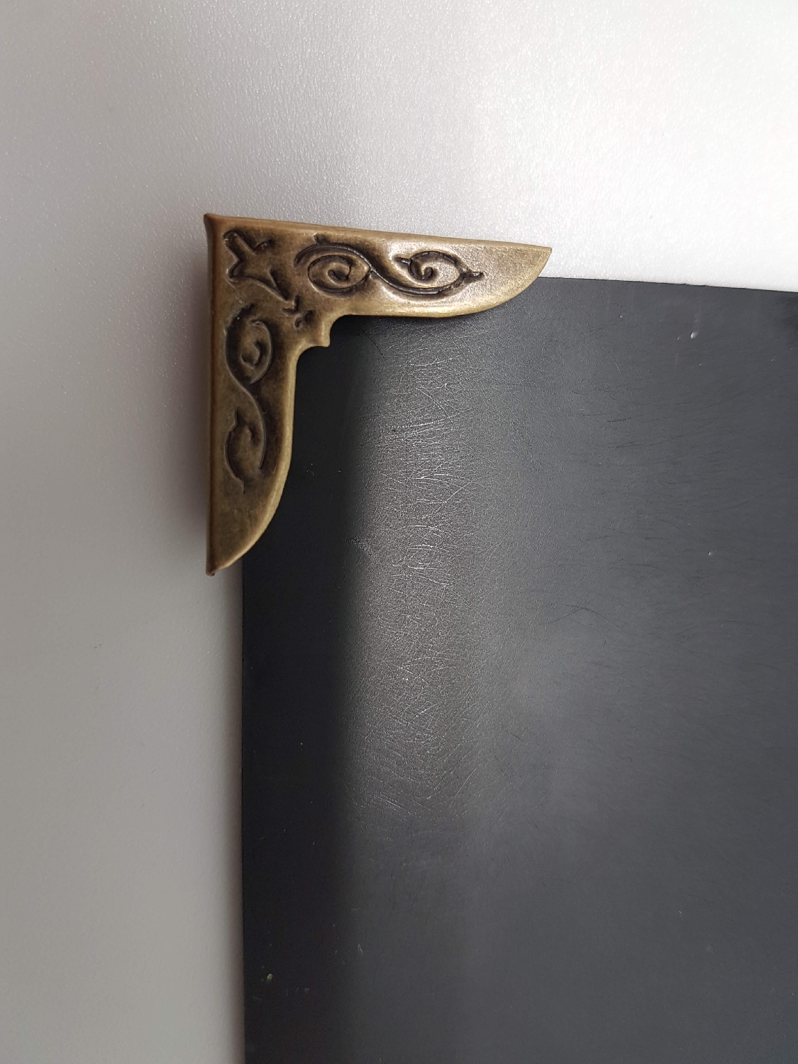 bronze-detailed-corner